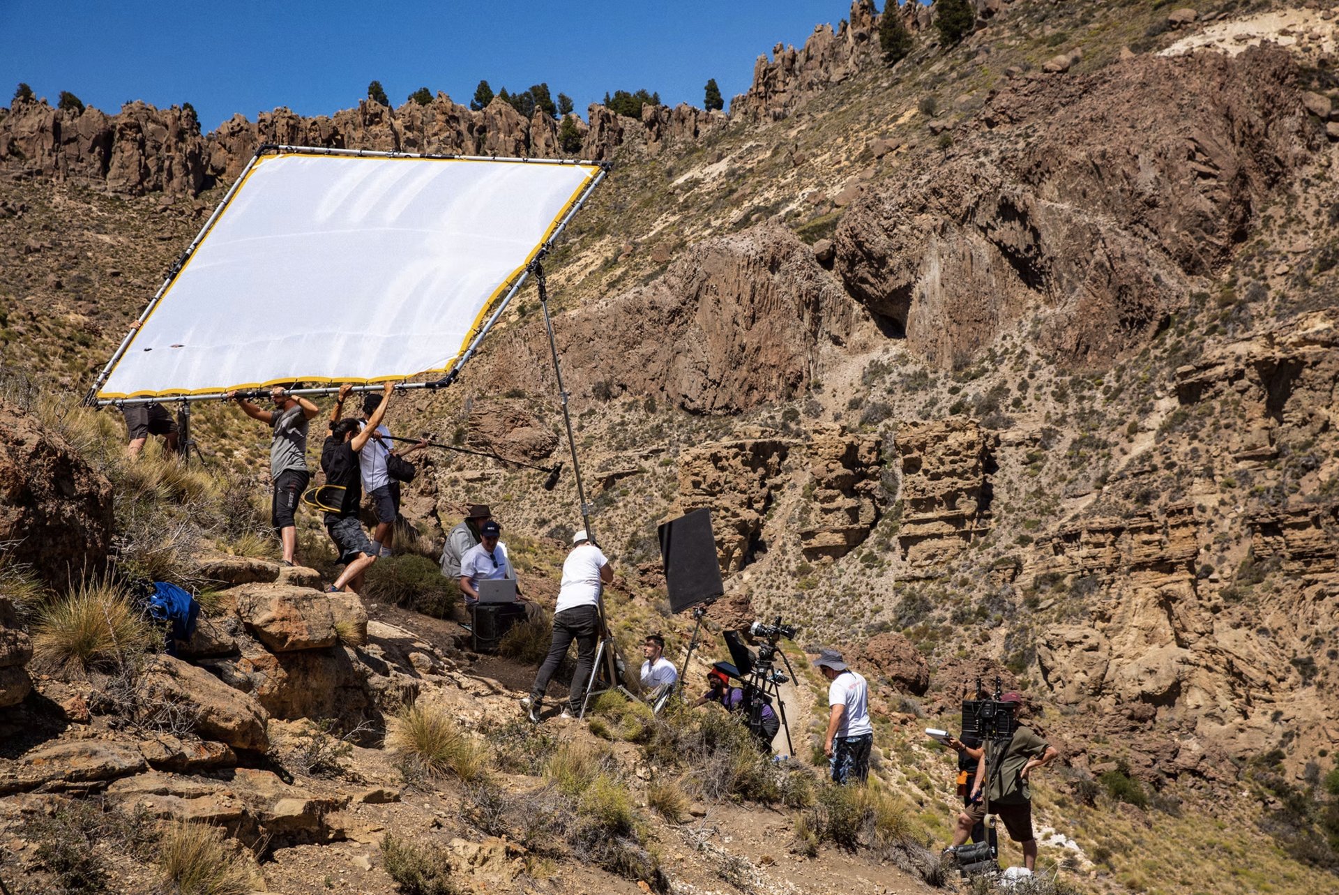 Equipo de Descubre Films trabajando en un rodaje al aire libre